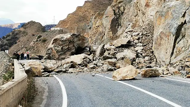 Artvin'de heyelan kara yolu ulaşıma kapandı
