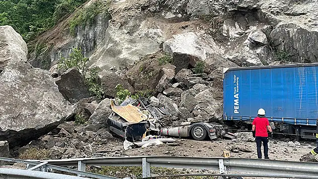 Artvin'de heyelan: kayaların altında kalan tırın şoförü öldü