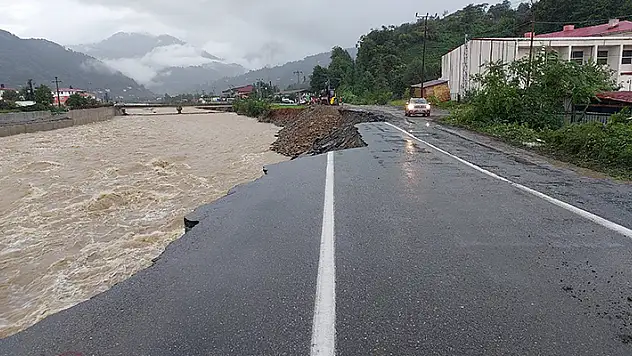 Artvin'de taşkın ve heyelanlara neden olan yağışta yol çöktü
