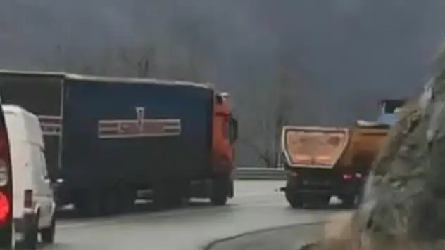 Artvin'de tır şoförünün virajda 5 aracı sollaması faciaya davetiye çıkardı