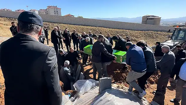 Asansör boşluğuna düşerek hayatını kaybeden kadın toprağa verildi