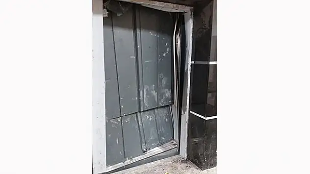 Asansör kabiniyle duvar arasında sıkışan işçi yaralandı