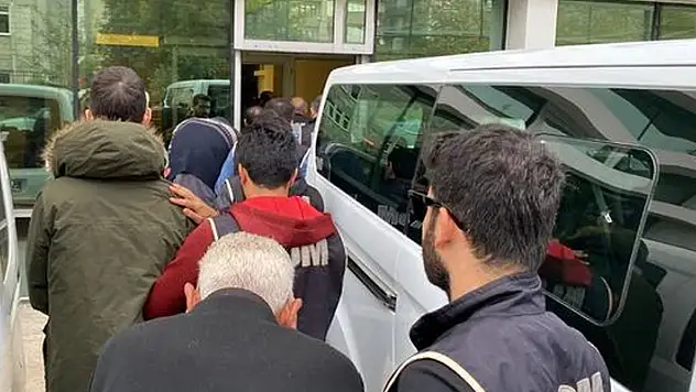 Asfalt hırsızları! Belediyeye ait 25 tonluk malzemeyi çaldılar
