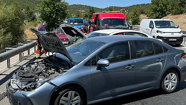 Asfaltın erimesi zincirleme kazaya neden oldu: 8 yaralı