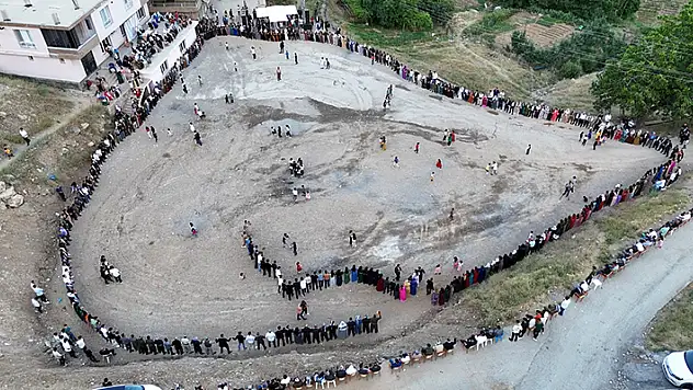 Aşiret düğününde 2 milyon liralık takı ve altın takıldı, metrelerce uzanan halay zinciri dronla görüntülendi
