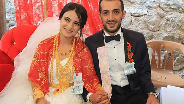 Aşiret Düğününde Gelin Takılan Altınlar Yüzünden Yerinden Kalkamadı