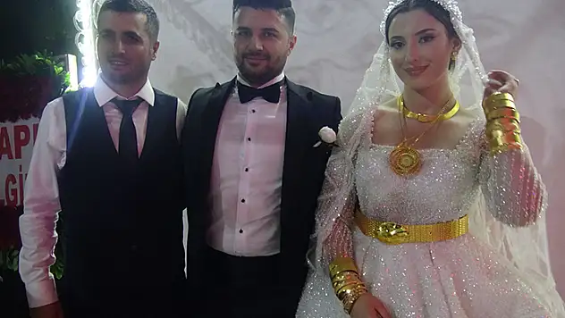 Aşiret düğününde geline 3 kilo altın, damada 4 milyon TL para takıldı
