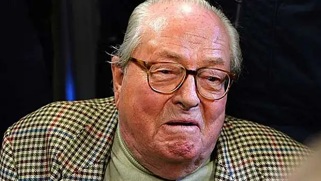 Aşırı sağcı Le Pen'in partisine üyeliği askıya alındı