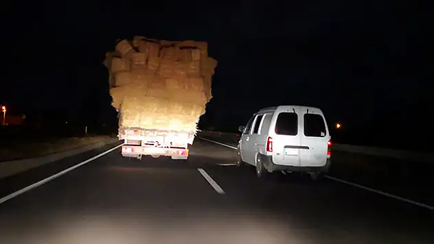 Aşırı saman yüklü kamyonetle trafikte tehlikeli taşımacılık