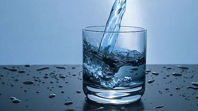 Aşırı sıcaklarda yaşlılara ve kronik hastalara 'günde en az 2,5 litre su tüketin' önerisi
