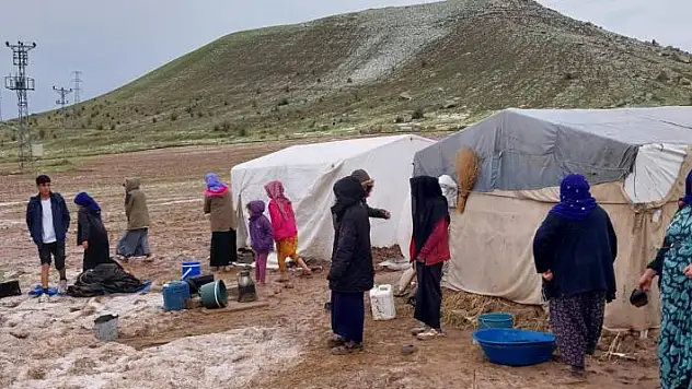 Aşırı yağıştan çadırları zarar gören tarım işçileri otele yerleştirildi
