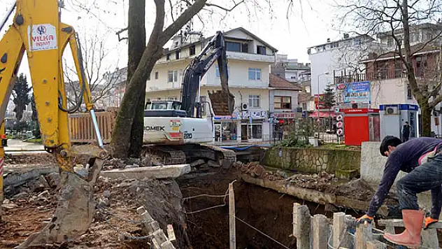 Asırlık çınar ağacının kesilmemesi projede değişlik