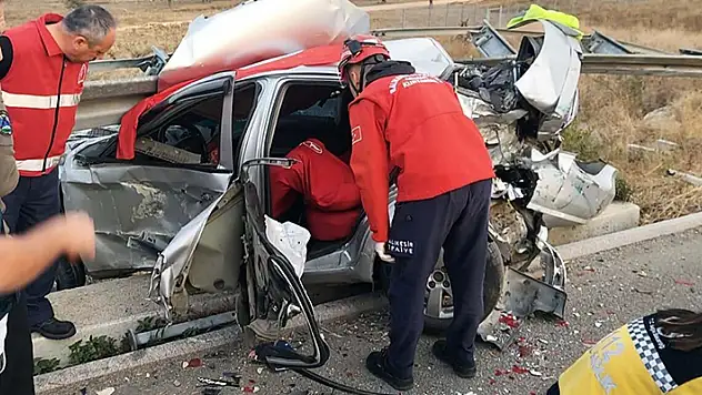 Asker oğullarını birliğine götüren aile kaza yaptı: 1 ölü, 2 yaralı
