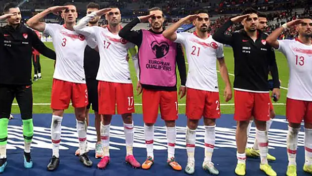 Asker selamı nedeniyle Türkiye'ye soruşturma açan UEFA'ya büyük tepki!