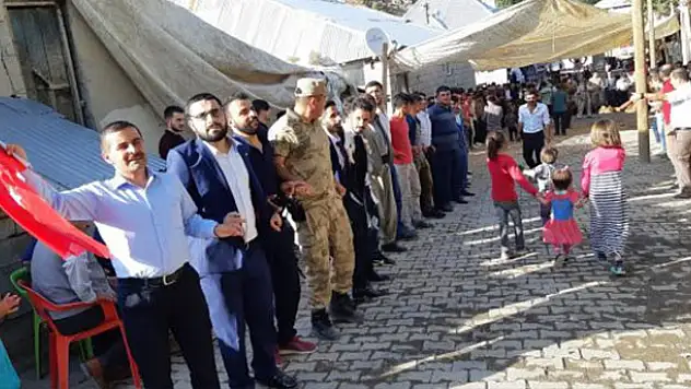 Asker sınırdaki düğünde halay başı oldu