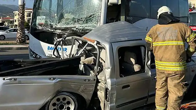 Asker ve sivil memurları taşıyan servis midibüsü ile kamyonet çarpıştı 1 ölü, 6 yaralı

