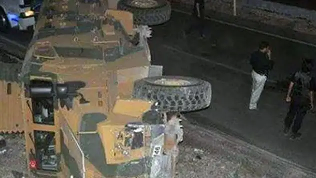 Askeri araç devrildi: 3 yaralı