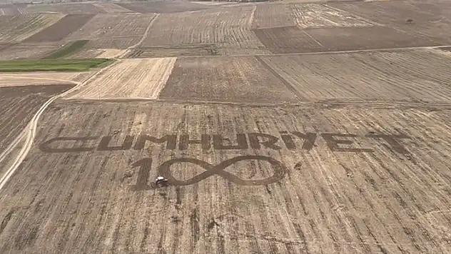 Askeri helikopter, Merzifonlu çiftçinin tarlasına yazdığı 'Cumhuriyet' yazısını görüntüledi
