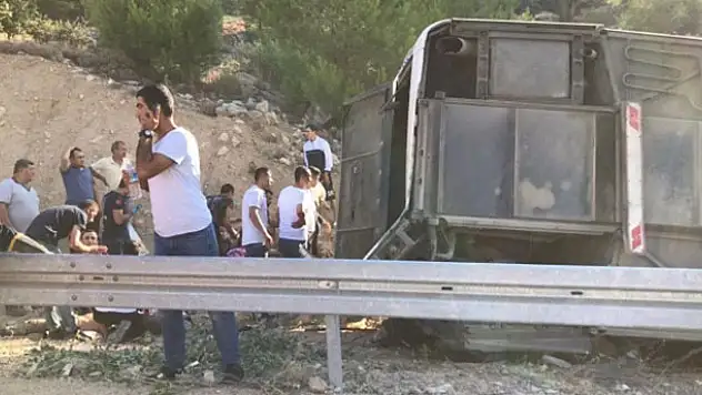 Askerleri taşıyan otobüs devrildi: 4 asker şehit