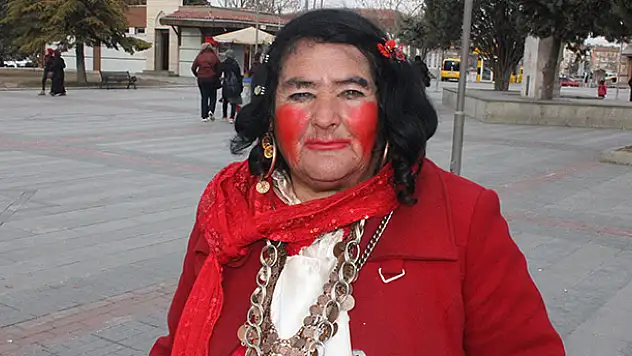 Aşkı kırmızıya büründürdü