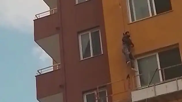 Askıda böyle kaldı: Güvenlik kemeri işçiyi ölümden kurtardı
