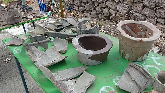 Assos Antik Kenti'nde 1700 yıllık lazımlıklar gün yüzüne çıkarıldı

