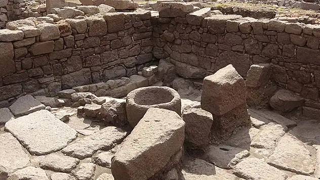 Assos Antik Kenti'ndeki çalışmalarda çeşme, han ve surlar ortaya çıkarılıyor