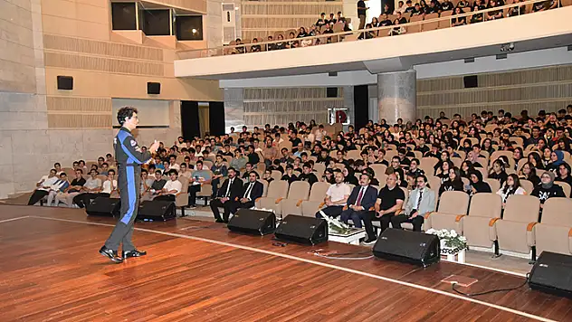 Astronot Tuva Cihangir Atasever, Konya'da öğrencilerle buluştu
