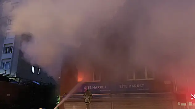 Ataşehir'de 14 katlı binada yangın 1 kişi dumandan etkilendi