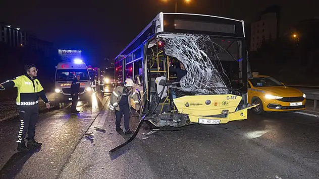 Ataşehir'de İETT otobüsü ile minibüsün çarpışması sonucu 2 kişi yaralandı