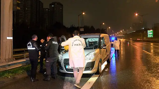 Ataşehir'de park halindeki araçta ceset bulundu

