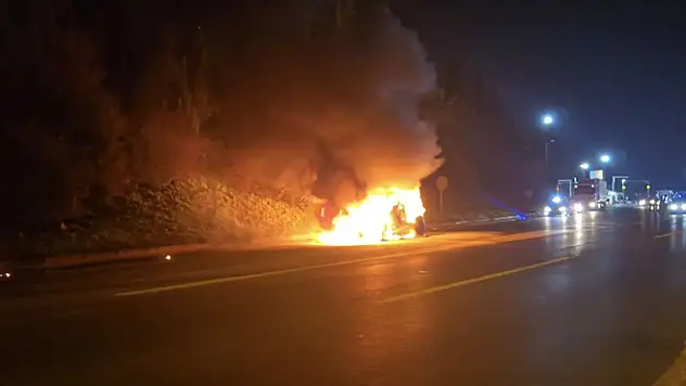 Ataşehir TEM Otoyolu'nda cip alev alev yandı