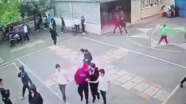 Ataşehir'de camına taş atılmasına sinirlenen kadın, okulun bahçesindeki çocuğa saldırdı