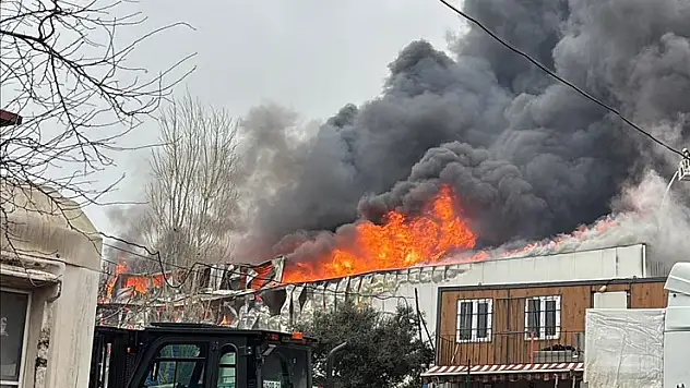 Ataşehir'de iş yerinde çıkan yangına müdahale ediliyor
