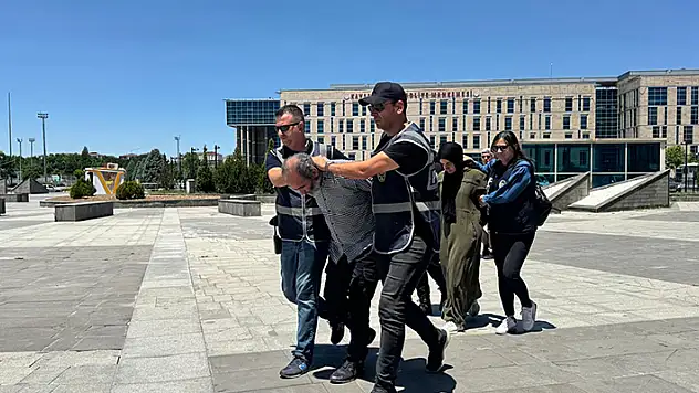 Atatürk Anıtı'na balta ile saldıran dayı ile yeğenin 'akıl sağlığı yerinde' çıktı
