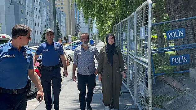 Atatürk Anıtı'na baltalı saldırı sanığı dayı-yeğenin 3'er yıl kadar hapsi istendi