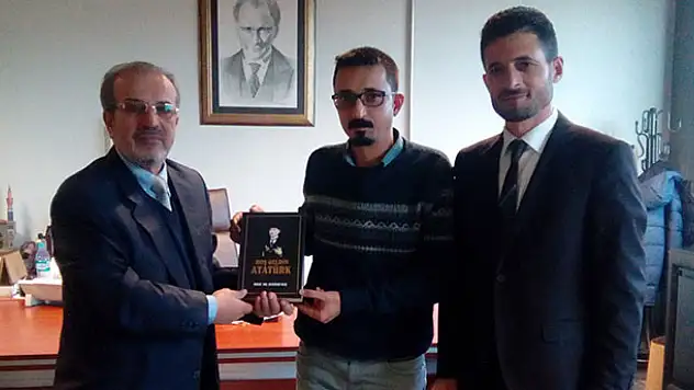 Atatürk'ü anlatan kitap hediye ettiler