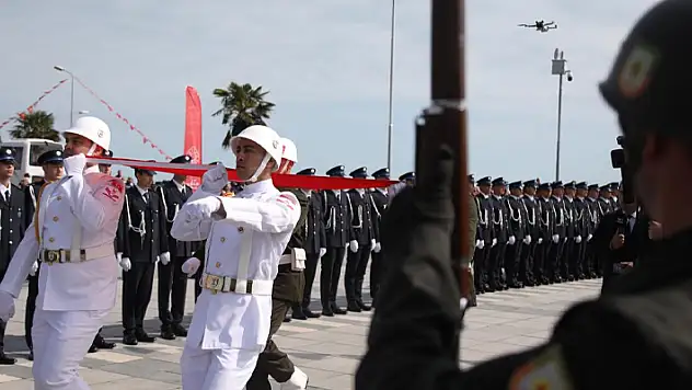 Atatürk'ü temsil eden bayrak Samsun'da karaya çıkarıldı
