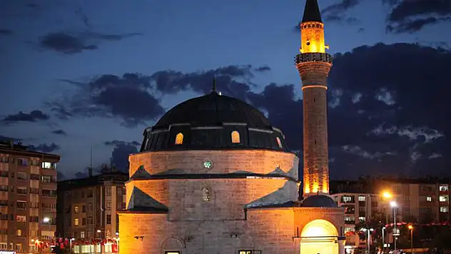 Atatürk ve silah arkadaşları için ikinci kez mevlit okuttu