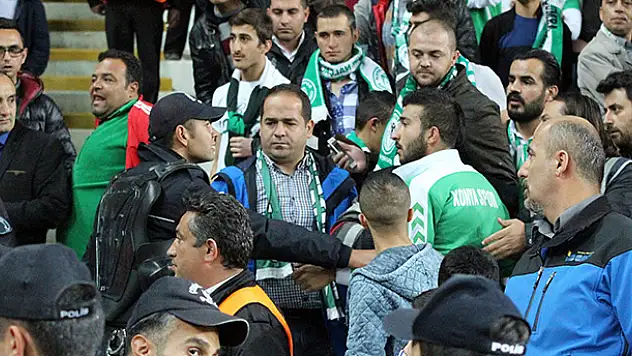 Atiker Konyaspor-Fenerbahçe maçında tribün karıştı