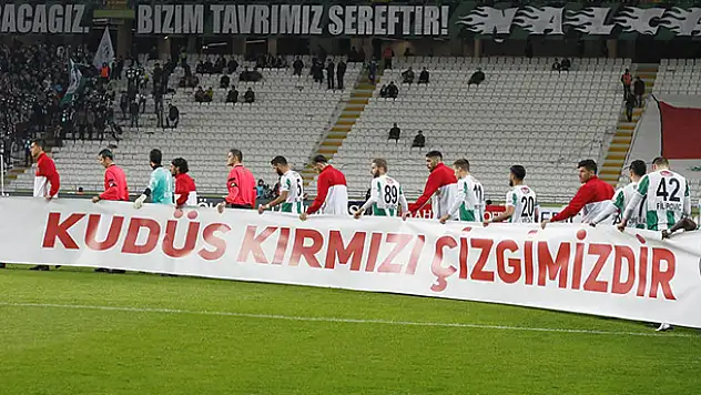 Atiker Konyaspor'lu futbolculardan Kudüs pankartı