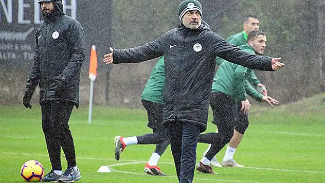 Atiker Konyaspor yağmur altında çalıştı