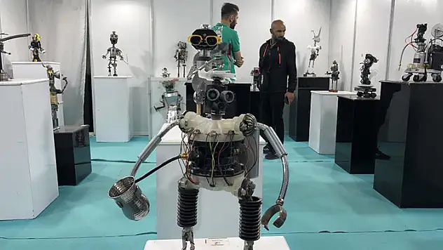 Atıklar sanat eseri robotlara dönüştü
