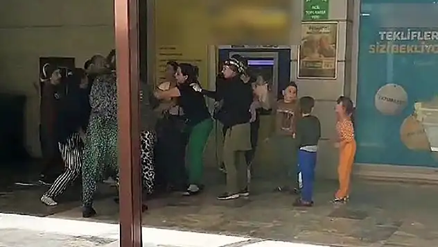 ATM'de sıra bekleyen kadınlar yumruklu kavgaya tutuştu
