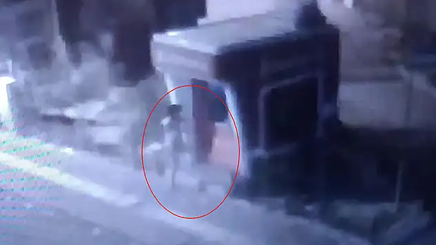 ATM kapısını baltayla kırmaya çalışırken yakalandı saldırı kamerada


