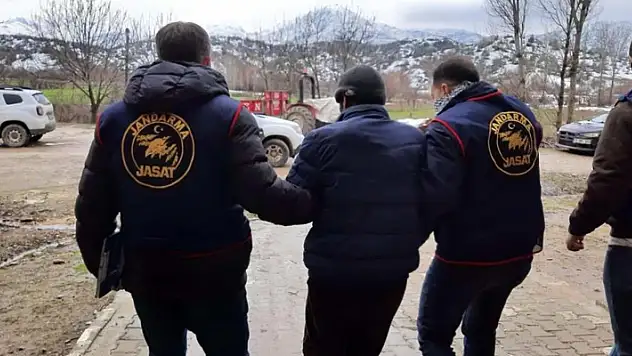 Av tüfeğiyle kızını öldürmek suçundan 9 yıldır aranan zanlı tutuklandı
