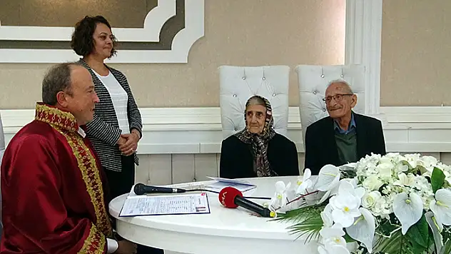 Avcılar'da 90 yaşındaki gelin ile 77 yaşındaki damat nikah masasına oturdu

