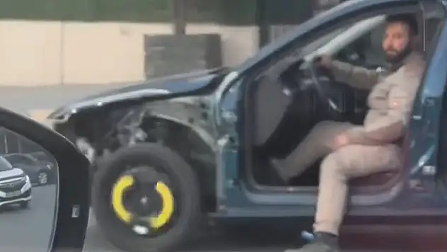 Avcılar'da ağır hasarlı otomobille trafiğe çıkan kişi, ayağını dışarıya sarkıtarak ilerledi

