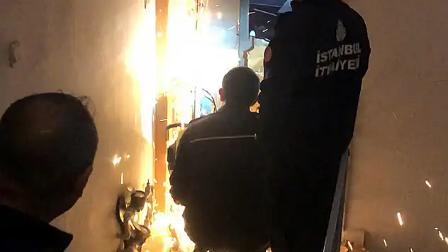 Avcılar'da boşaltılan binadaki dairesine hırsızın yerleştiğini öne süren ev sahibi kapıya duvar ördü

