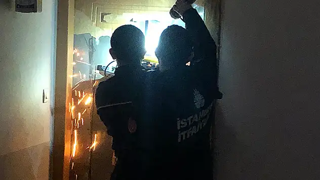 Avcılar'da hırsız kendisini girdiği daireye kilitledi: polis ve itfaiye seferber oldu

